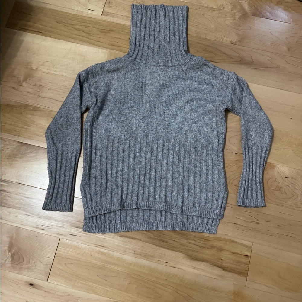 boutique Peyton Primrose Heathered turtleneck sweater with split sides